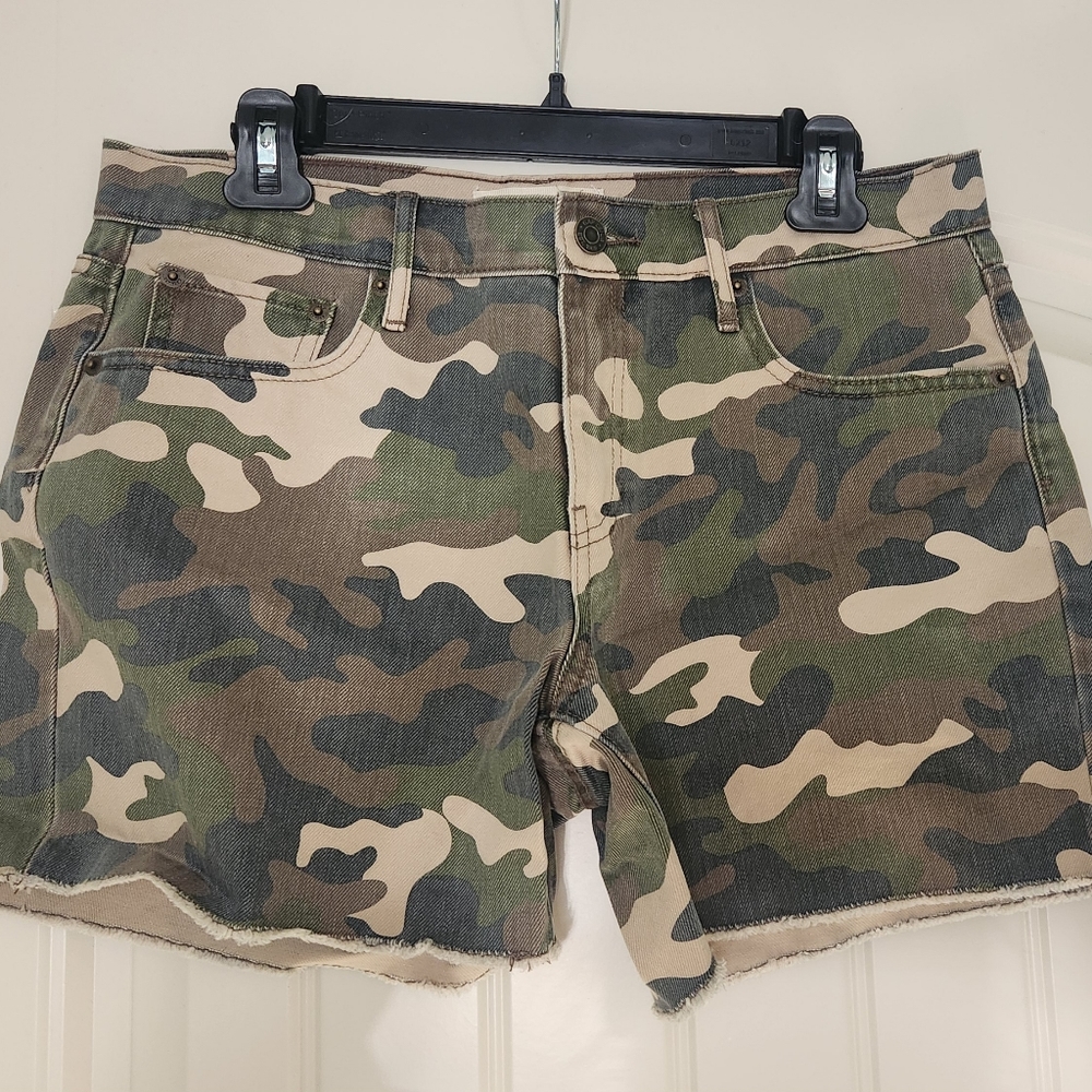 Cute Gap Camo denim shorts, size 8, NWOT